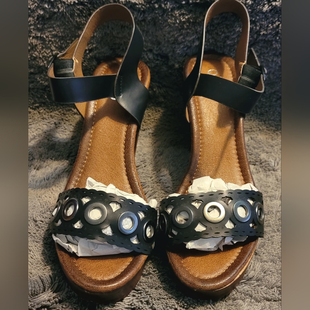 NIB Ollio Vintage Cutout Chunky Heel